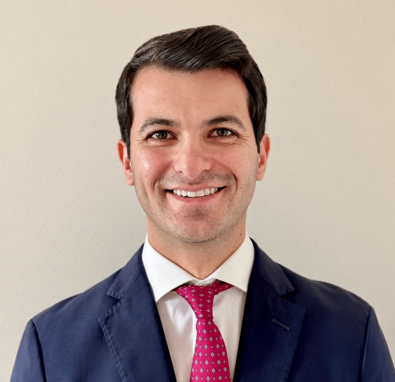 Kiel Ruiz-Morgan, fondateur de LOQUIACAD, assis dans un salon parisien
